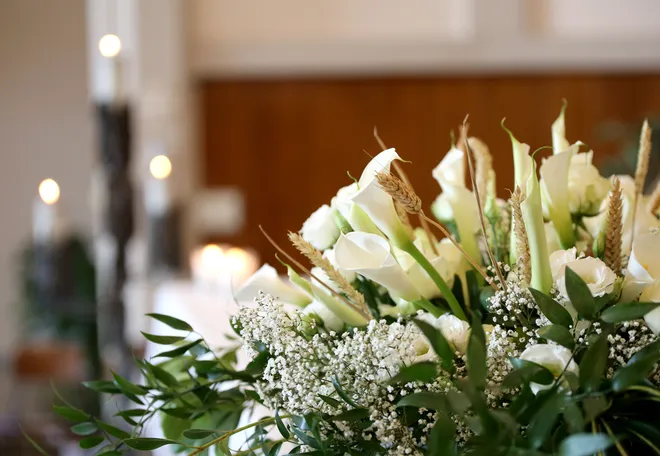 dödsbostäd med blommor